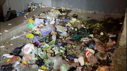 Kilos de basura es lo que  encuentras en las noches en las inmediaciones del Mercado Alcalde