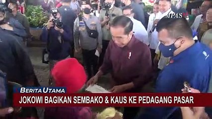 Jokowi Bagi-Bagi Kaus dan Sembako Saat Kunjungi Pasar Tradisional di Manado