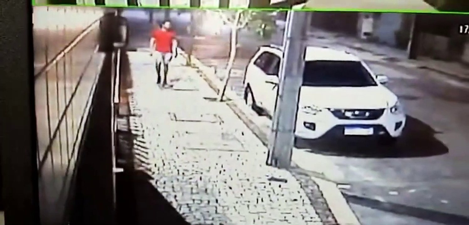 2 voleurs se prennent un bon retour de baton... mauvais karma