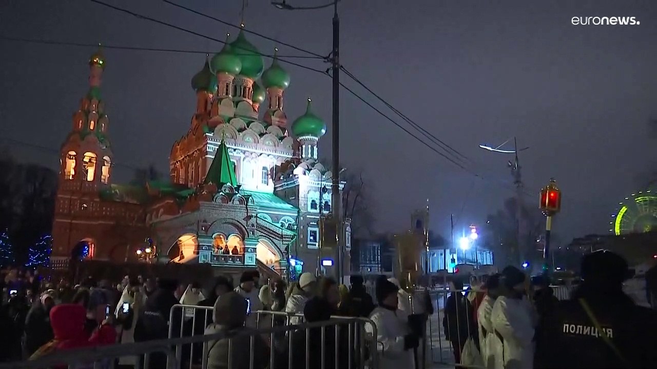 Epiphanias, der orthodoxe Dreikönigstag, schließt eine Taufzeremonie in eisklaltem Wasser ein.