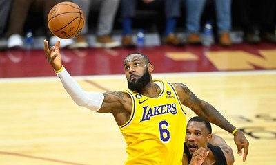 العملاق ليبرون يدخل التاريخ بـ38 ألف نقطة