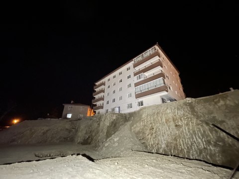 İnşaat kazısında apartmanın istinat duvarı çöktü, 19 daire tahliye edildi