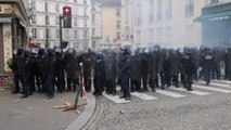 La policía francesa carga contra los manifestantes en protesta por la reforma de las pensiones en París
