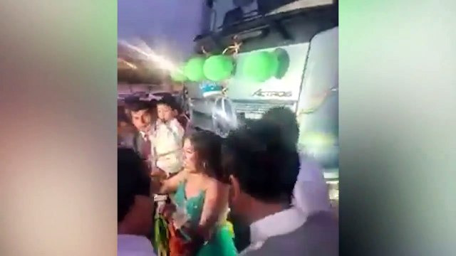 Insólito, pareja de recién casados recibe 3 camiones como regalo de bodas