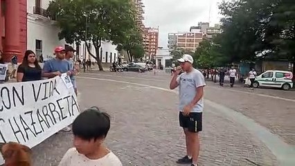 El hijo de Karina Chazarreta se quebró y pidió seguir difundiendo su rostro