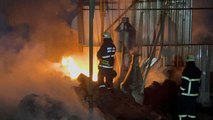 Kocaeli'de çıkan yangında 2 fabrika ve kamyonda hasar oluştu