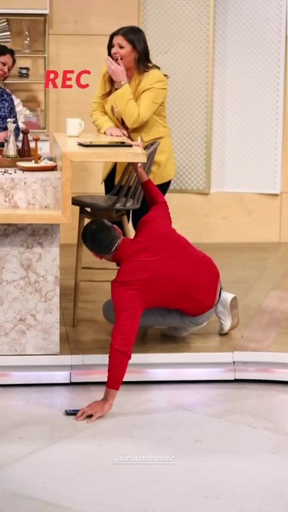 Cláudio Ramos bate com a cabeça em direto