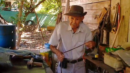 mqn-A sus 92 años hace las albardas en la que los montadores retan a los toros-190123
