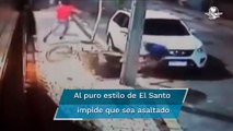 Con patada voladora joven tumba a ladrones en moto e impide asalto 