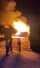 GERİ DÖNÜŞÜM TESİSİNDE ÇIKAN YANGIN PALET İMALATHANESİNE SIÇRADI