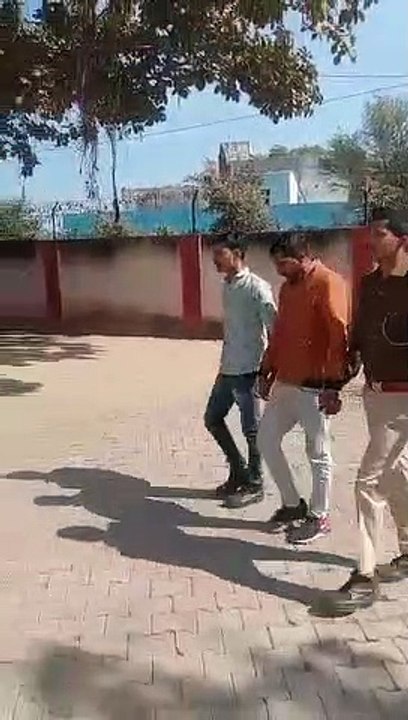 नाकाबंदी देख भगाई कार, पीछा करने पर पलटी, 43 किलो डोडा चूरा बरामद