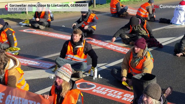 گرتا تونبرگ سوئدی در دستان پلیس آلمان به بیرون از محوطه معدن بدرقه شد