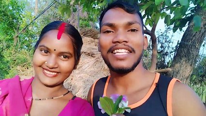 काजल गुलाब का फूल दे रही है दोस्तों आप लोगों को