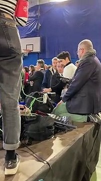 Pas vu à la télé : A Barcelone, un jeu homme avec T-Shirt marquant son opposition à la réforme des retraites, expulsé pendant la conférence de presse d'Emmanuel Macron