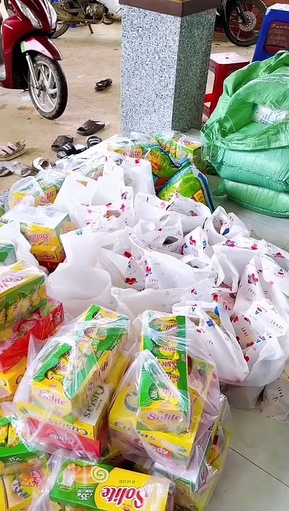 Việt Phương Thoa ghi điểm khi đi phát quà, tiền lì xì cho người nghèo ở Quãng Ngãi dịp cuối năm