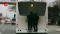 Otobüse tırmanan gençlerin tehlikeli yolculuğu kameraya yansıdı