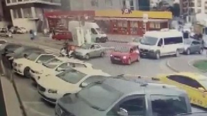 ATAŞEHİR'DE TRAFİKTE DEHŞET, OTOMOBİLİYLE ÇARPTIĞI KURYEYİ EZMEYE ÇALIŞTI