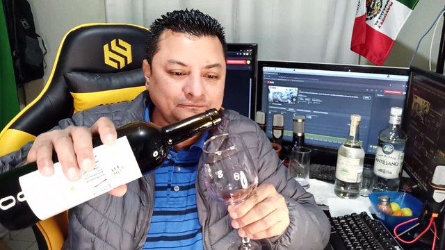 ¡Saluta! abriendo una botella de vino tinto Luciente cosecha 2020 importado de españa esta + o -