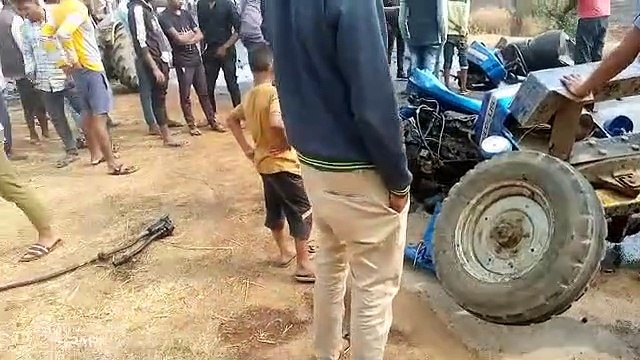 CG Breaking: भीषण सड़क हादसा कैप्सूल वाहन और टैक्टर में जबर्दस्त टक्कर, ट्रैक्टर के हुए कई टुकड़े