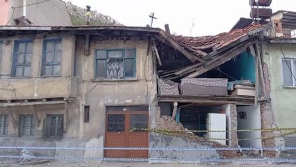 Gaz sıkışması nedeniyle evin tavanı ve dış duvarı çöktü