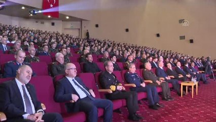 Milli Savunma Bakanı Akar ve komutanlar, Al Sancak dizisini oyuncularla birlikte izledi