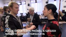 A Pick épületében próbálja a Hegedűs a háztetőn-t a Szegedi Nemzeti Színház