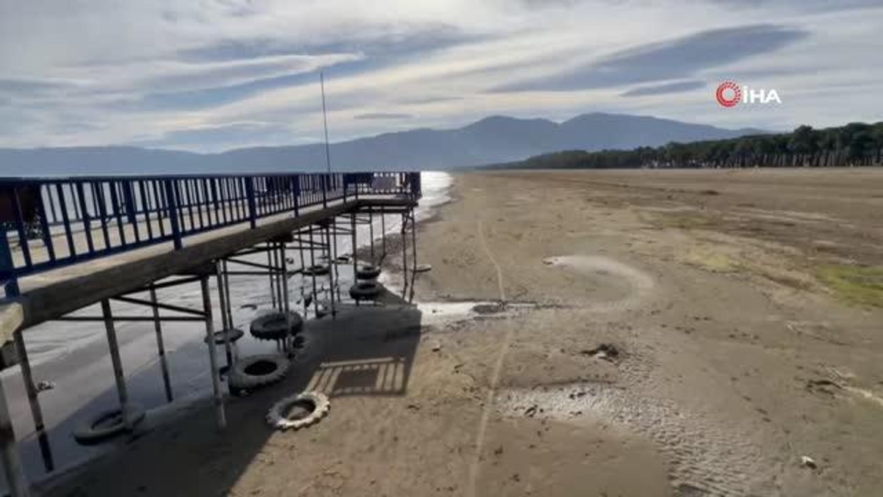Kuraklığın en acı görüntüsü... Göl 400 metre çekildi, iskele karada kaldı
