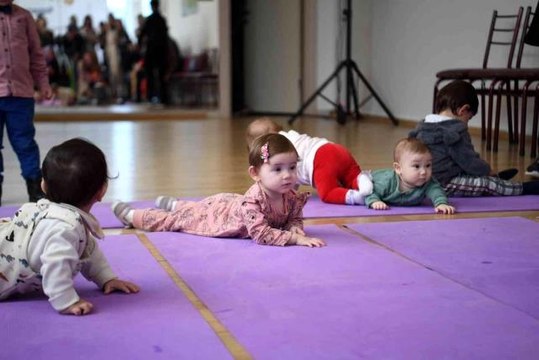Tuzla'da 12 aylık bebekler emekleme yarışmasında yarıştı, ilk karnelerini aldı