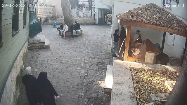 Camide abdest alırken 9 bin doları böyle çalındı