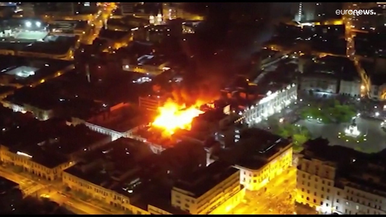 Krawalle, Flammen und Tränengas - Proteste gegen Übergangsregierung in Lima