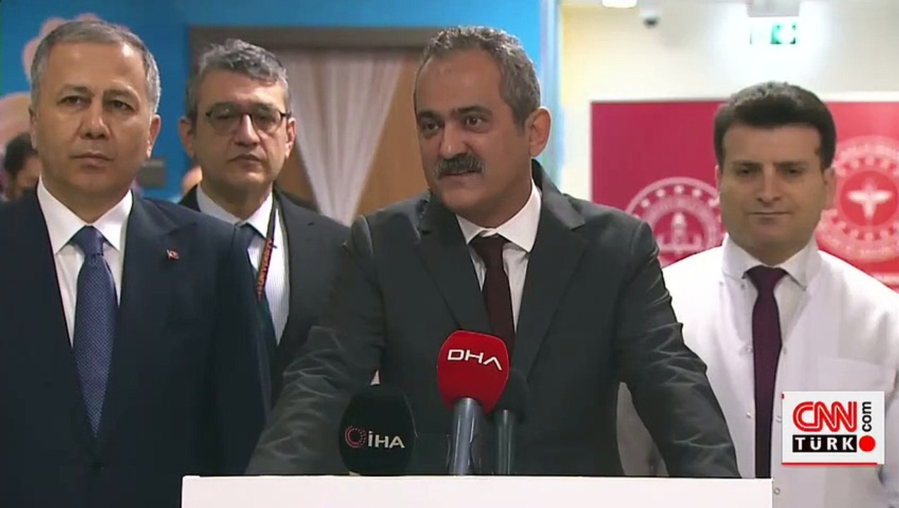 Bakan Özer hastane sınıflarında öğrencilerle bir araya geldi