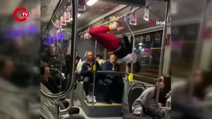 Metrobüste direklere tutunup akrobatik hareketler yapan şahıs kamerada