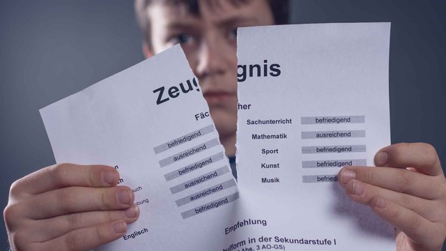Expertentipps: So sollten Eltern auf ein schlechtes Zeugnis reagieren