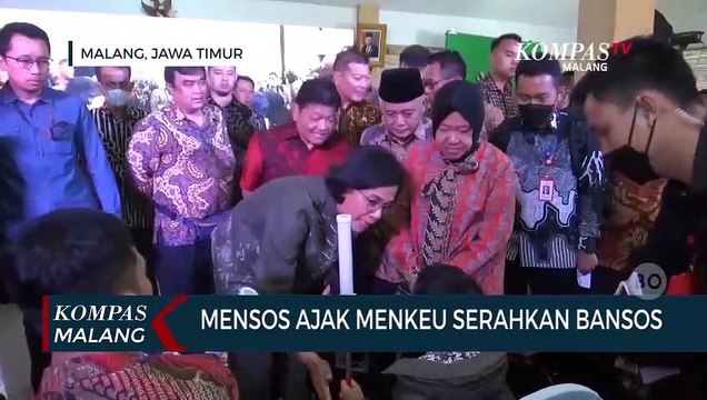 Mensos Risma Ajak Menkeu Sri Mulyani Serahkan Bansos di Malang