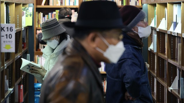 [뉴있저] 30일부터 실내 마스크 의무 해제...설 코로나 전망은? / YTN
