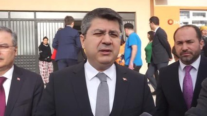 Vali Kırbıyık, ilk defa karne alan öğrencilerin heyecanına ortak oldu