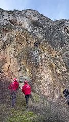 Dağda mahsur kalan köpeğe elleriyle su içirilen anlar büyük takdir topladı