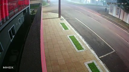 Imagens mostram ação do autor de incêndio criminoso na Rua Bom Jesus