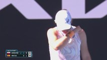 Swiatek breezes into Australian Open fourth round