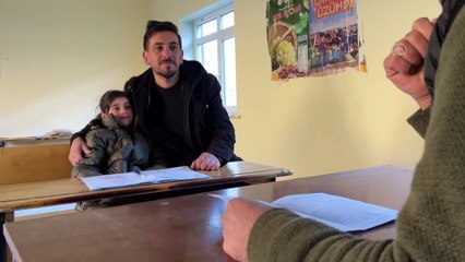 Okulun tek öğrencisi Zilan, ilk karnesini almanın heyecanını yaşadı