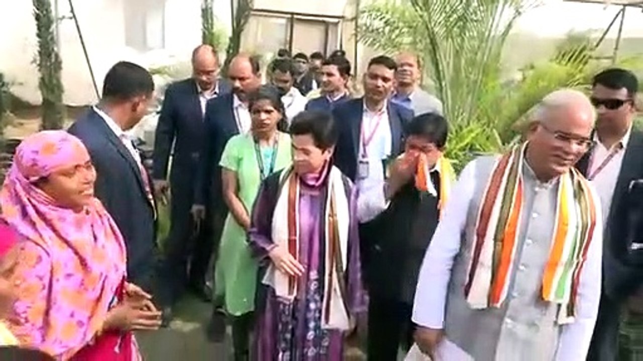 छत्तीसगढ़ के मुख्यमंत्री भूपेश बघेल और सैलजा कुमारी ने चखा कुकीज और विस्कुट का स्वाद, की तारीफ