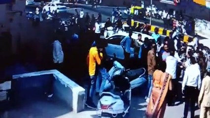 VIDEO: निकोल में टीपी स्कीम के मुद्दे पर पार्षद पर हमला