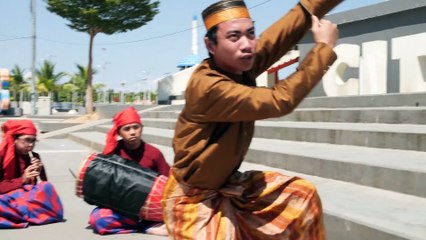 EXTREME Indonesian Knife Ritual!!! (Raw Clip)