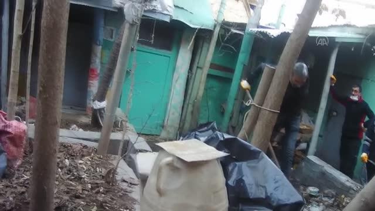 Bir evden 3 kamyon çöp çıkarıldı