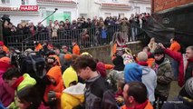 İspanya’da 30 ton turp kötülükleri kovmak için zırhlı kostüm giyen kişiye fırlatıldı