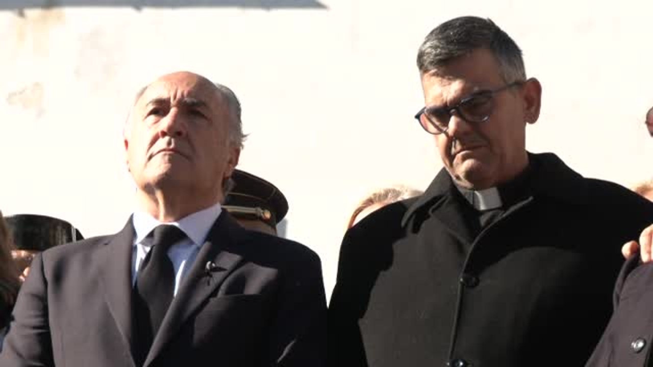 Multitudinaria concentración en la plaza de Algeciras donde ayer fue asesinado el sacristán