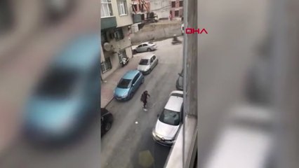 Gaziosmanpaşa'da mahallede kabus dolu anlar; araçları taşladı, binalara zarar verdi