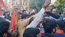 'पठान' विरोध, सिनेमा हॉल के बाहर हनुमान चालीसा का पाठ