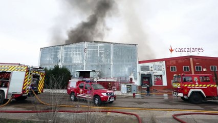 Incendio en la fábrica de Cascajares en Dueñas (Palencia)