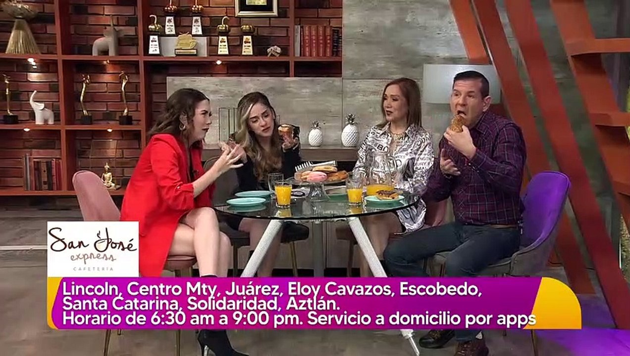 Maestro ayuda con la tarea a hijo de su alumna